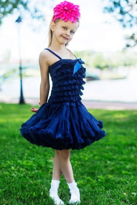 Suknelė su sijonu amerikietiška mergina