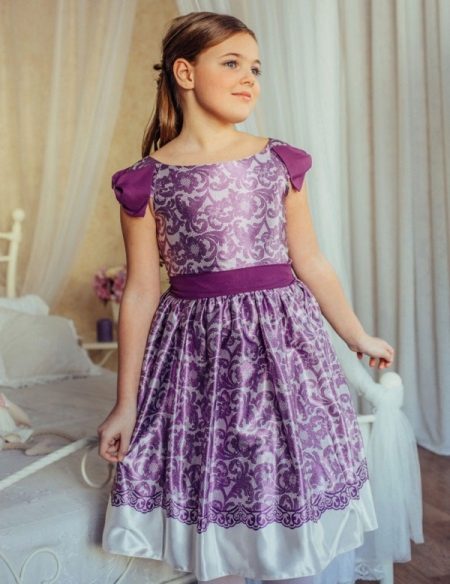 Violetinė suknelė, skirta baigti 4 klasę