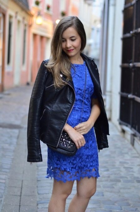 Siyah ceket ile mavi dantel elbise