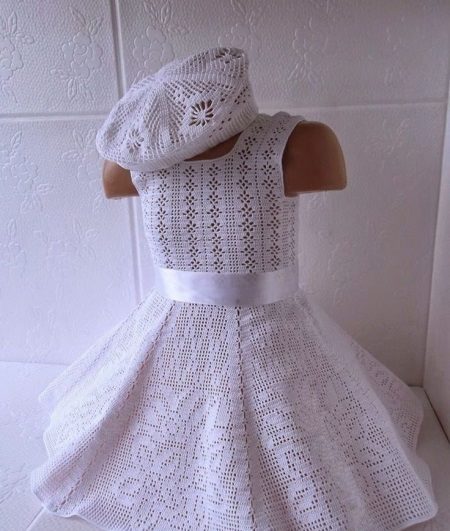 gebreide jurk voor meisjes met een filetpatroon