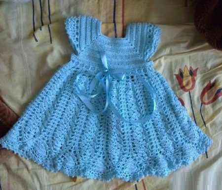 Heklet strikket kjole for jenter opptil 1 år