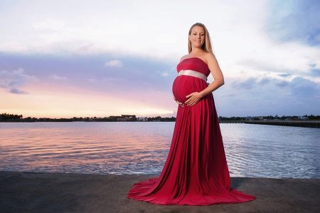Raudona suknelė nėščiai