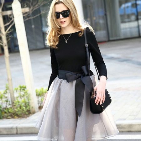 Falda gris con lazo en combinación con un top negro